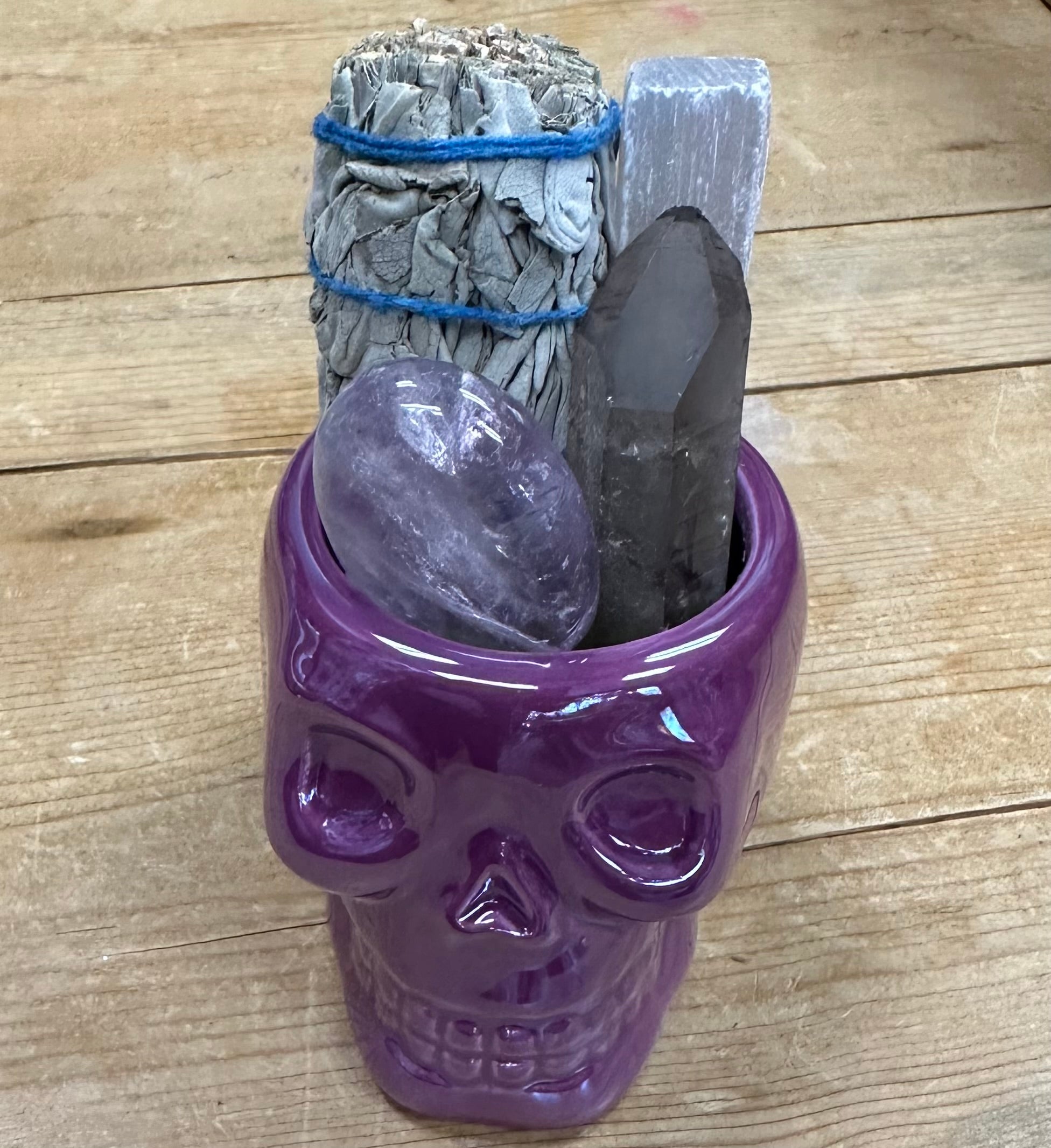 Cráneo, salvia y cristales