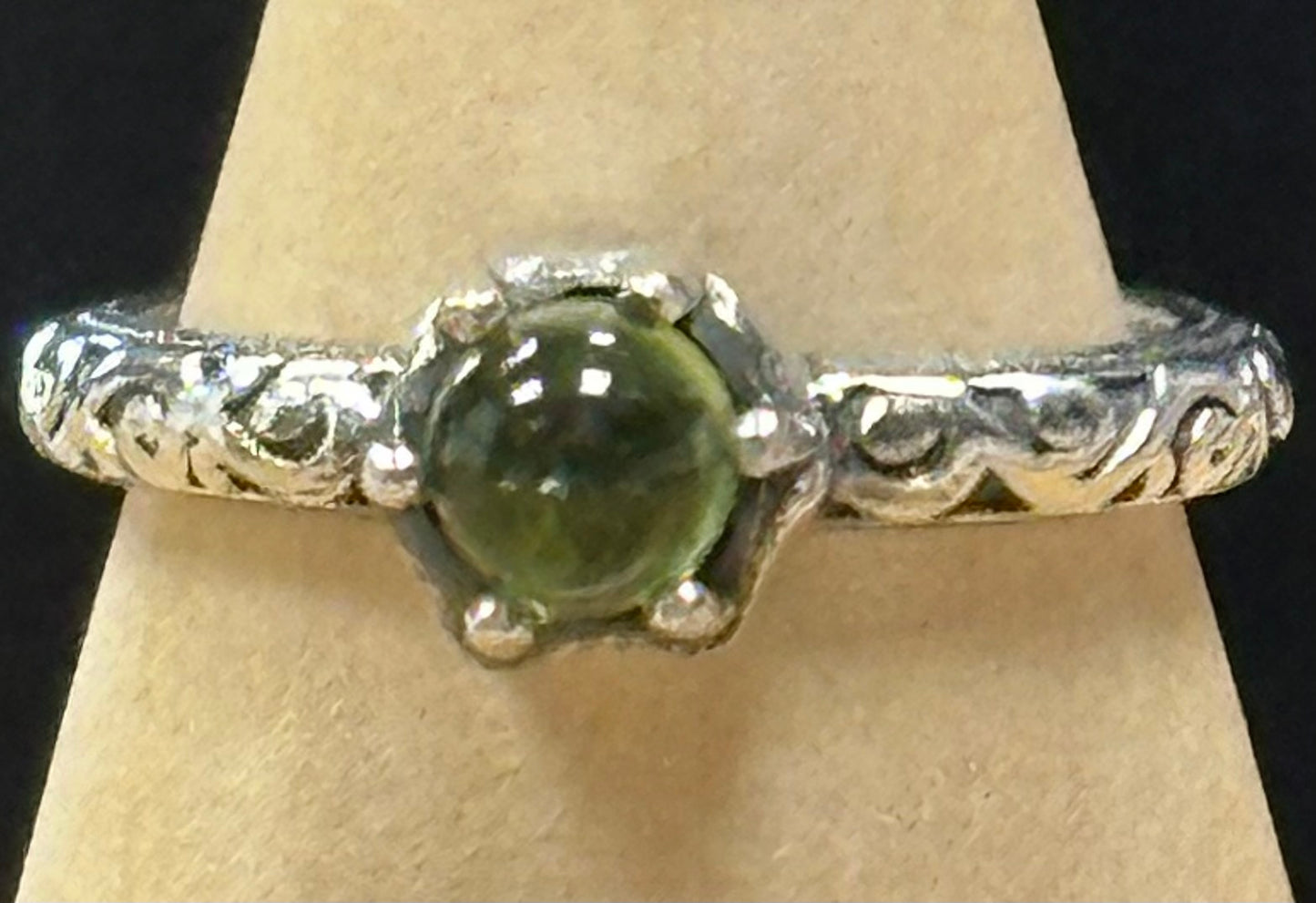 Anillo de plata de ley con peridoto