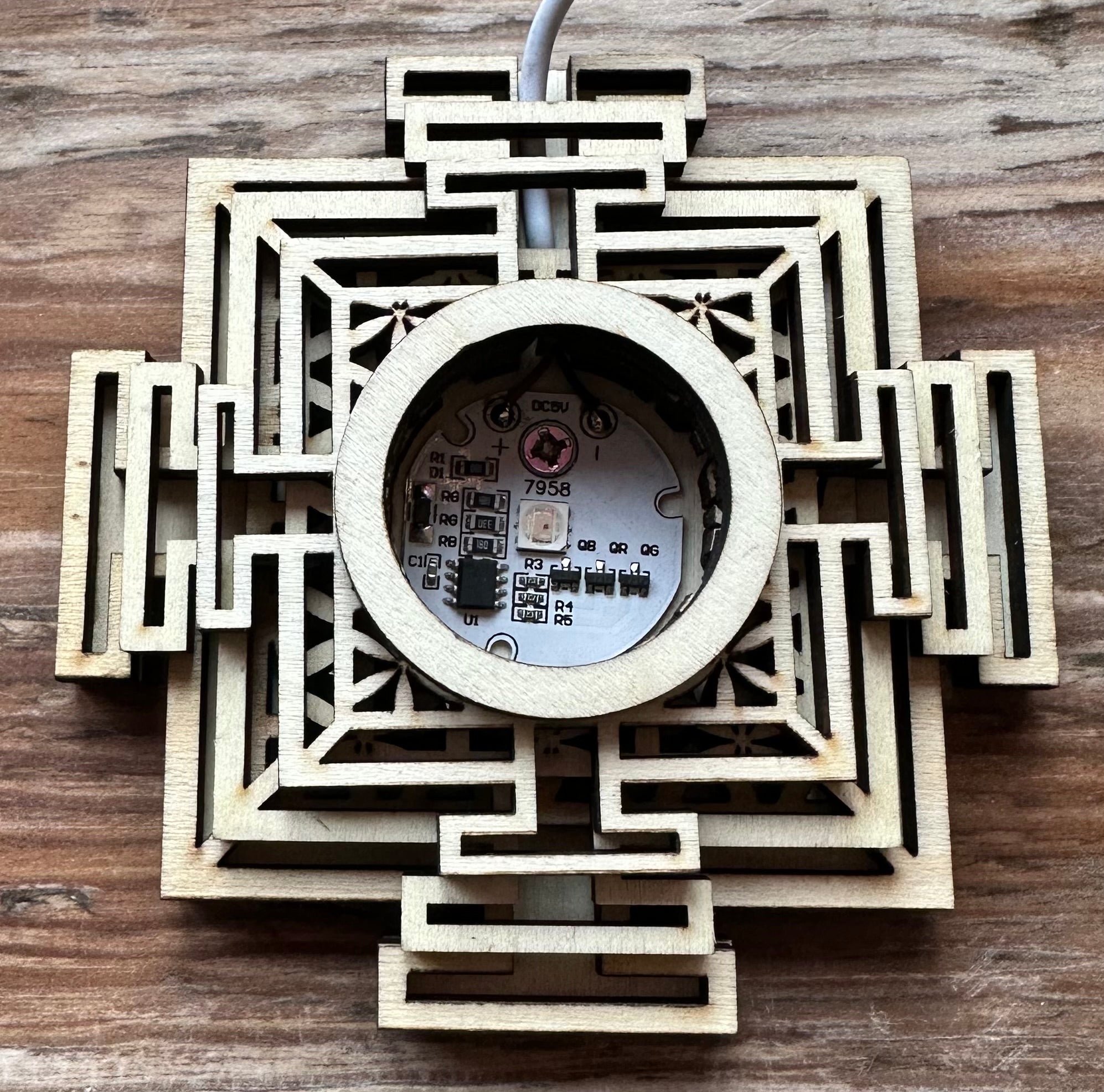 Base de luz tallada en madera de loto