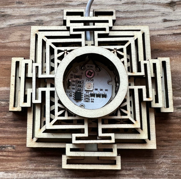 Base de luz tallada en madera de loto