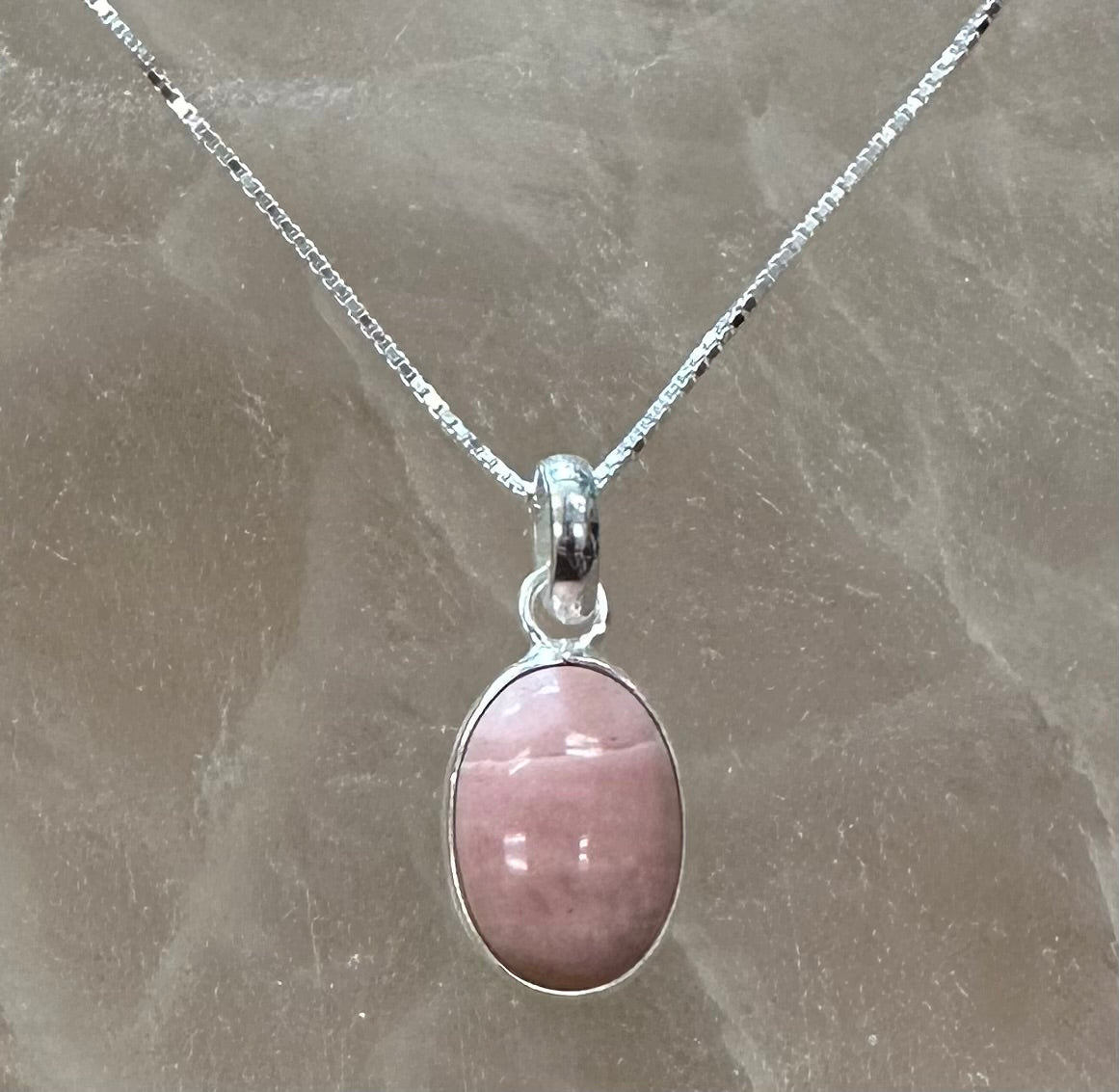 Collar de plata de ley de 18" con ópalo rosa