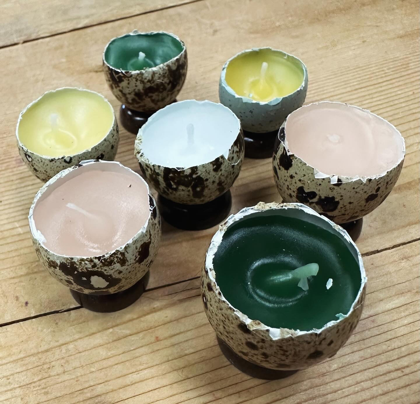Velas de huevo de codorniz con soporte