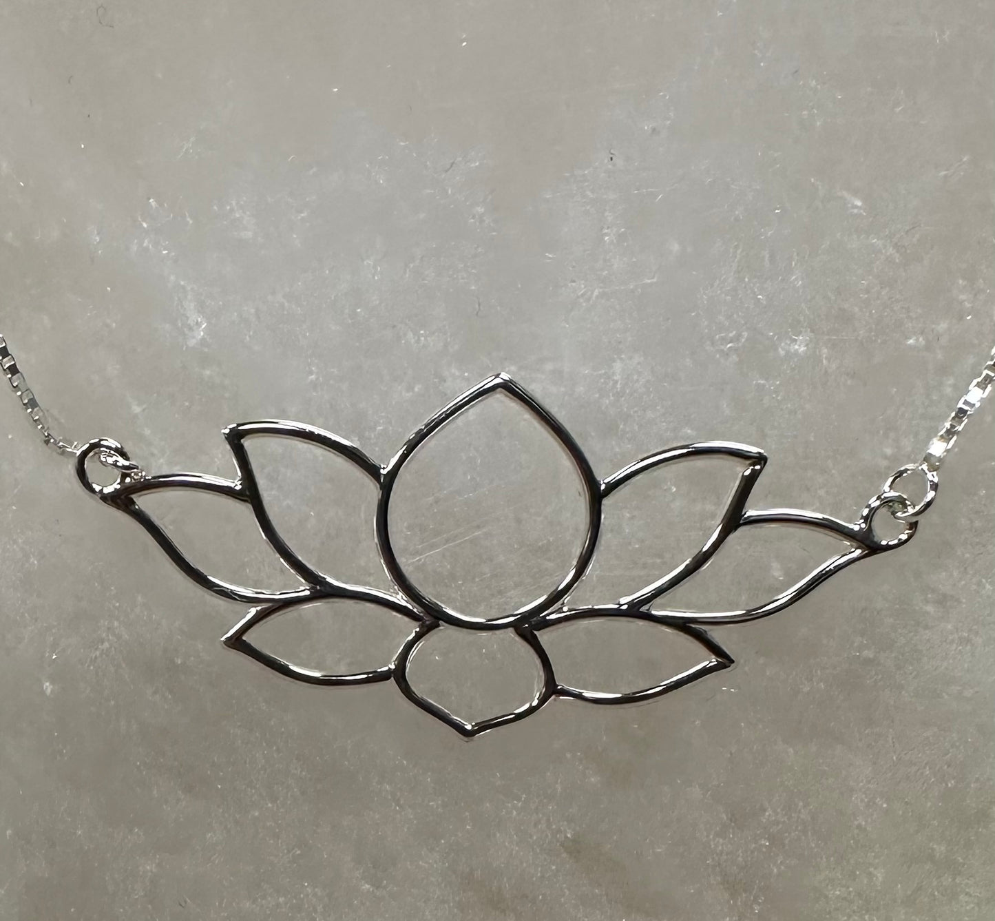 Collar de plata de ley con forma de loto