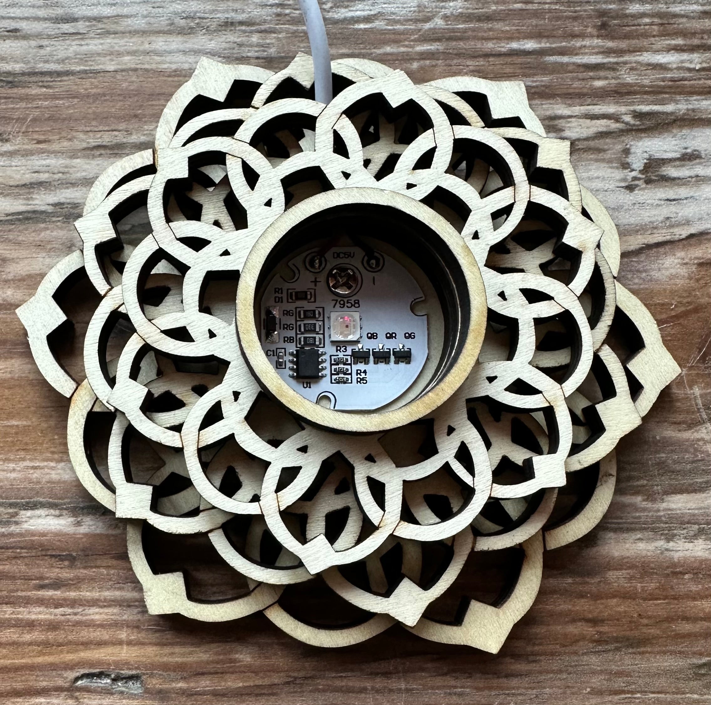 Base de luz tallada en madera de loto