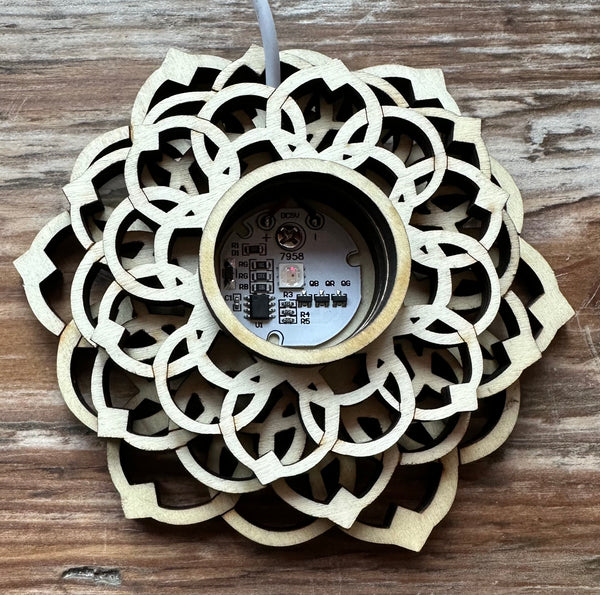 Base de luz tallada en madera de loto