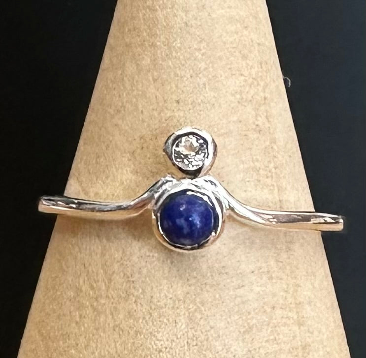 Anillo de plata de ley con lapislázuli y topacio blanco