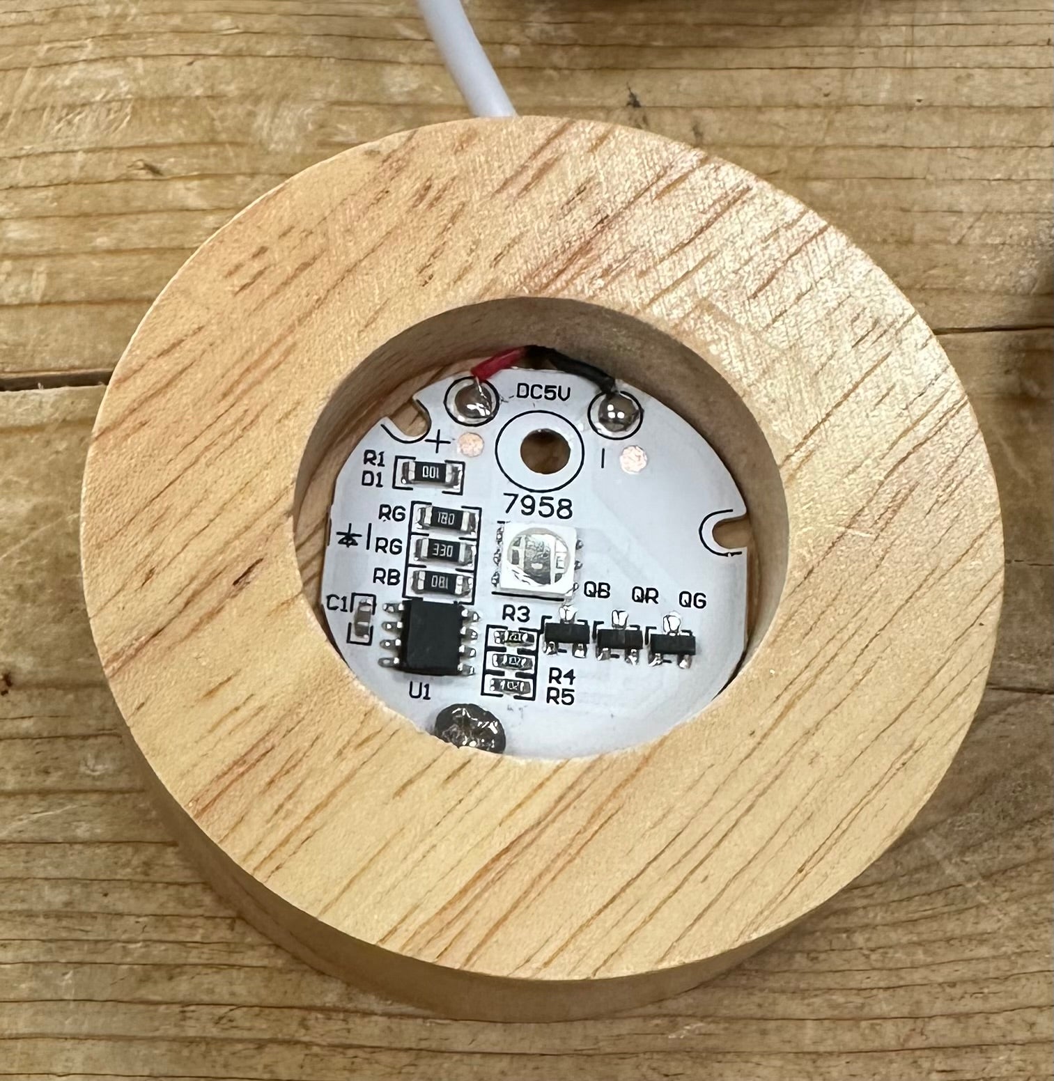 Base de luz tallada en madera de loto