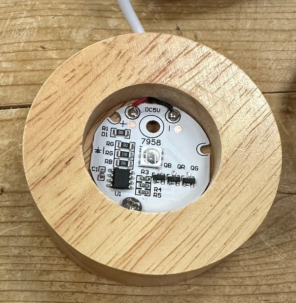Base de luz tallada en madera de loto