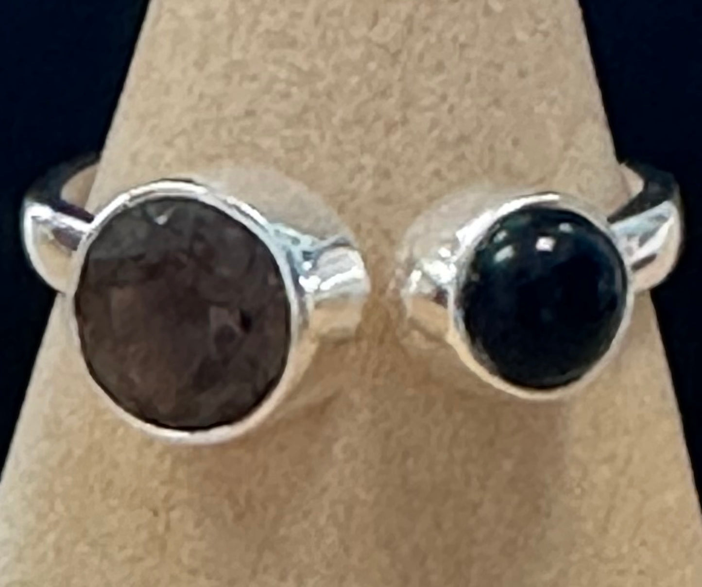 Anillo de plata de ley con ónix y cuarzo ahumado