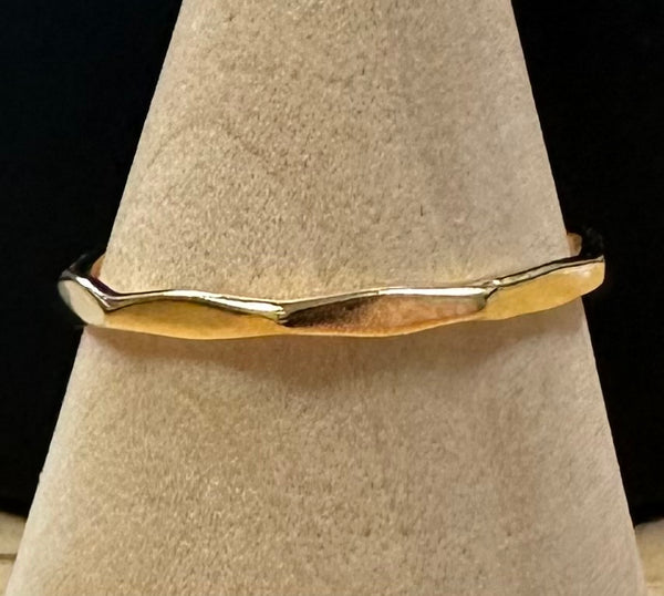 Anillo de oro de 18 k sobre plata de ley facetado y delicado