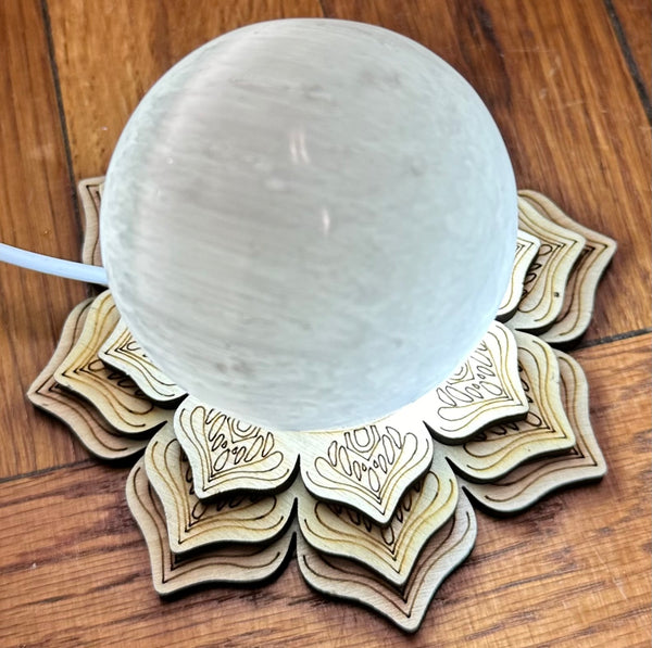 Base de luz tallada en madera de loto