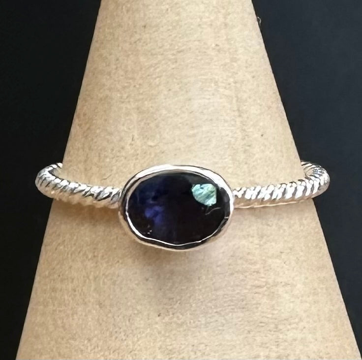 Anillo de plata de ley con iolita