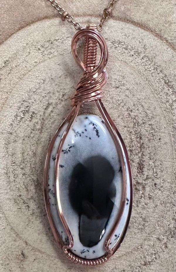 Joyas envueltas a mano con alambre de Kaley