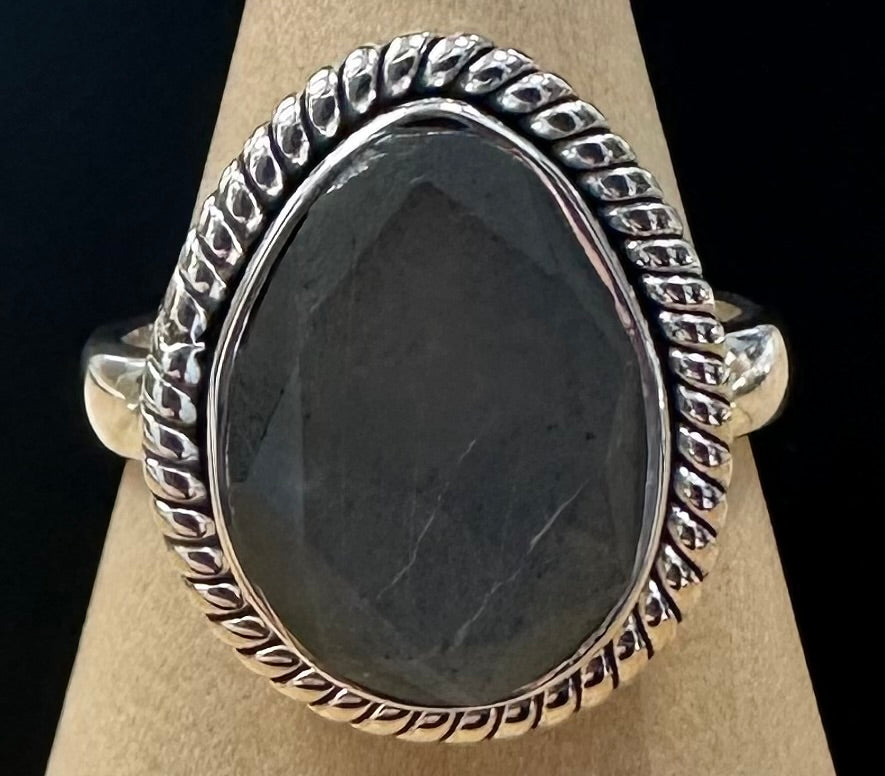 Anillo de plata de ley con labradorita