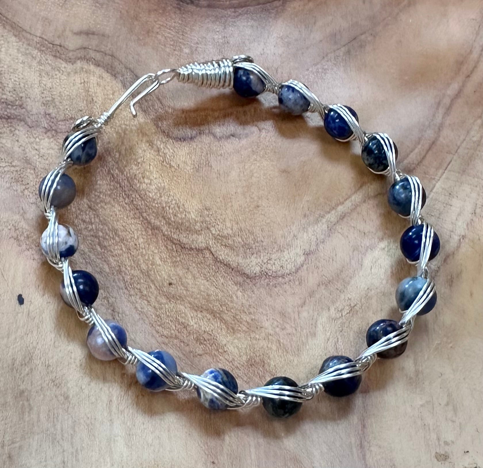 Joyas envueltas a mano con alambre de Kaley