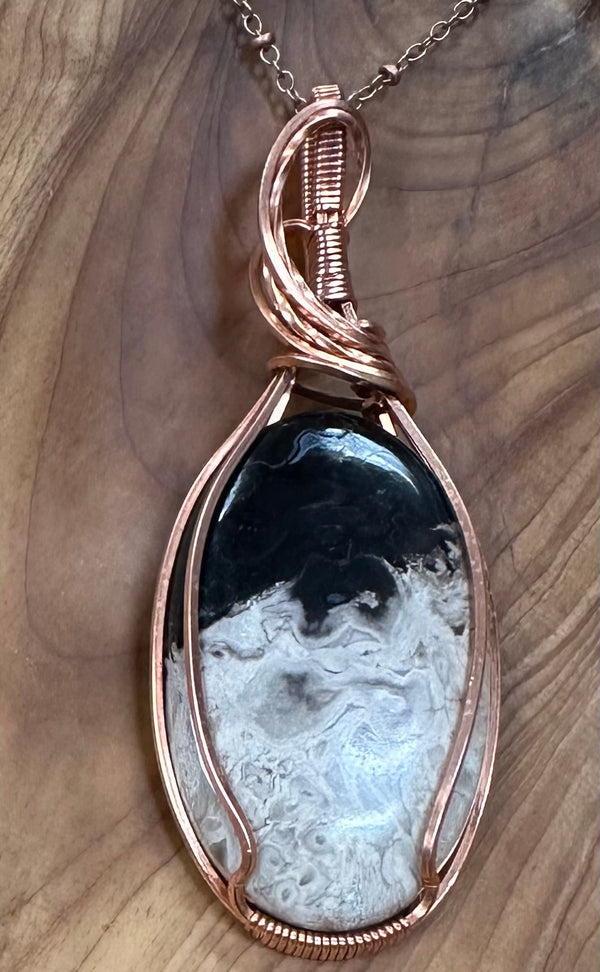 Joyas envueltas a mano con alambre de Kaley