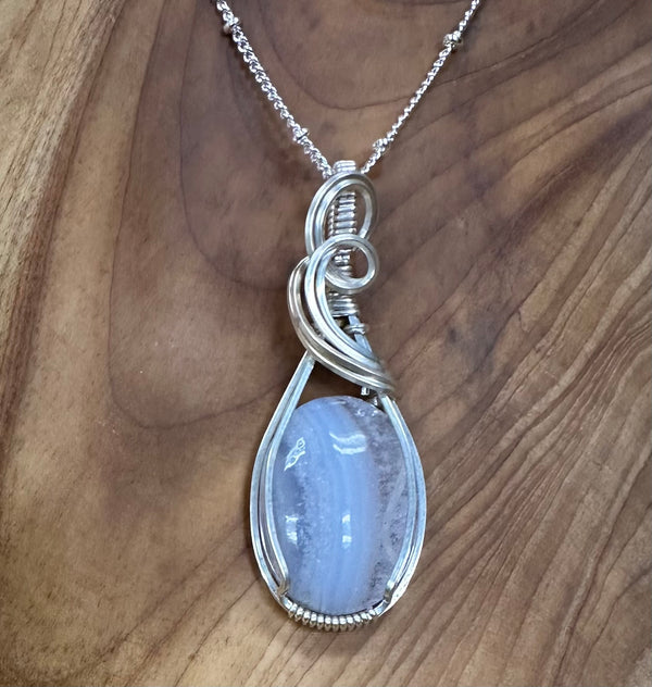 Joyas envueltas a mano con alambre de Kaley