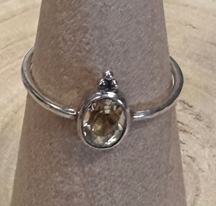 Anillo de citrino y plata de ley