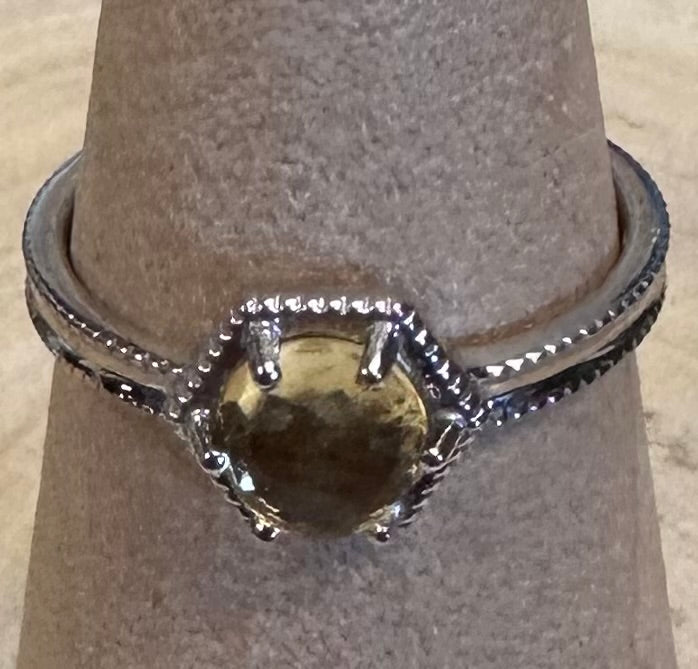 Anillo de citrino y plata de ley