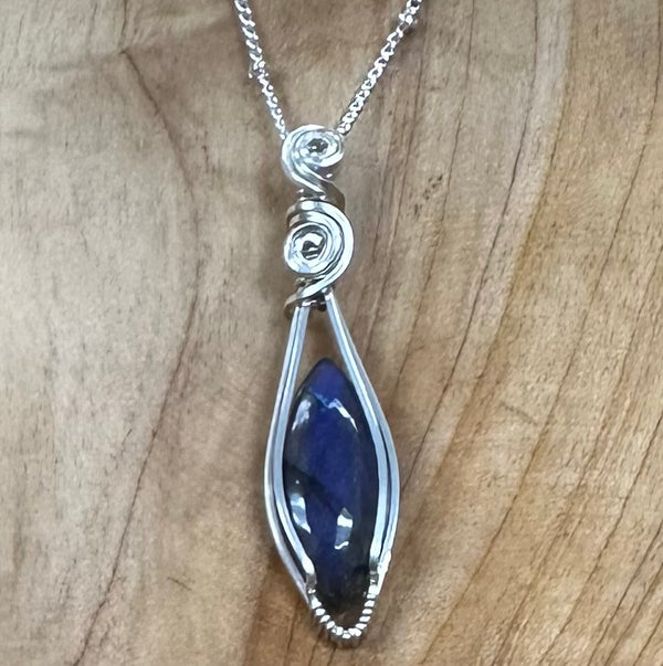 Joyas envueltas a mano con alambre de Kaley
