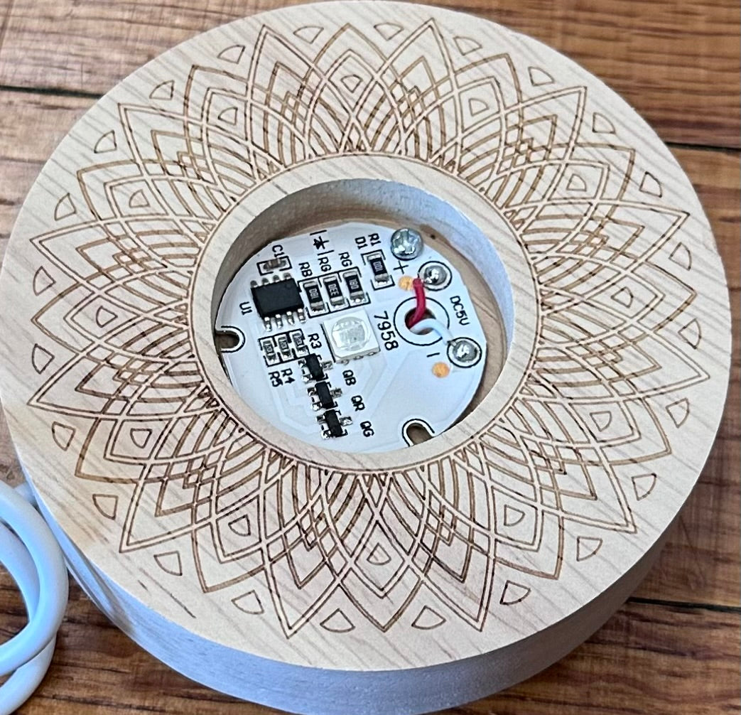 Base de luz tallada en madera de loto