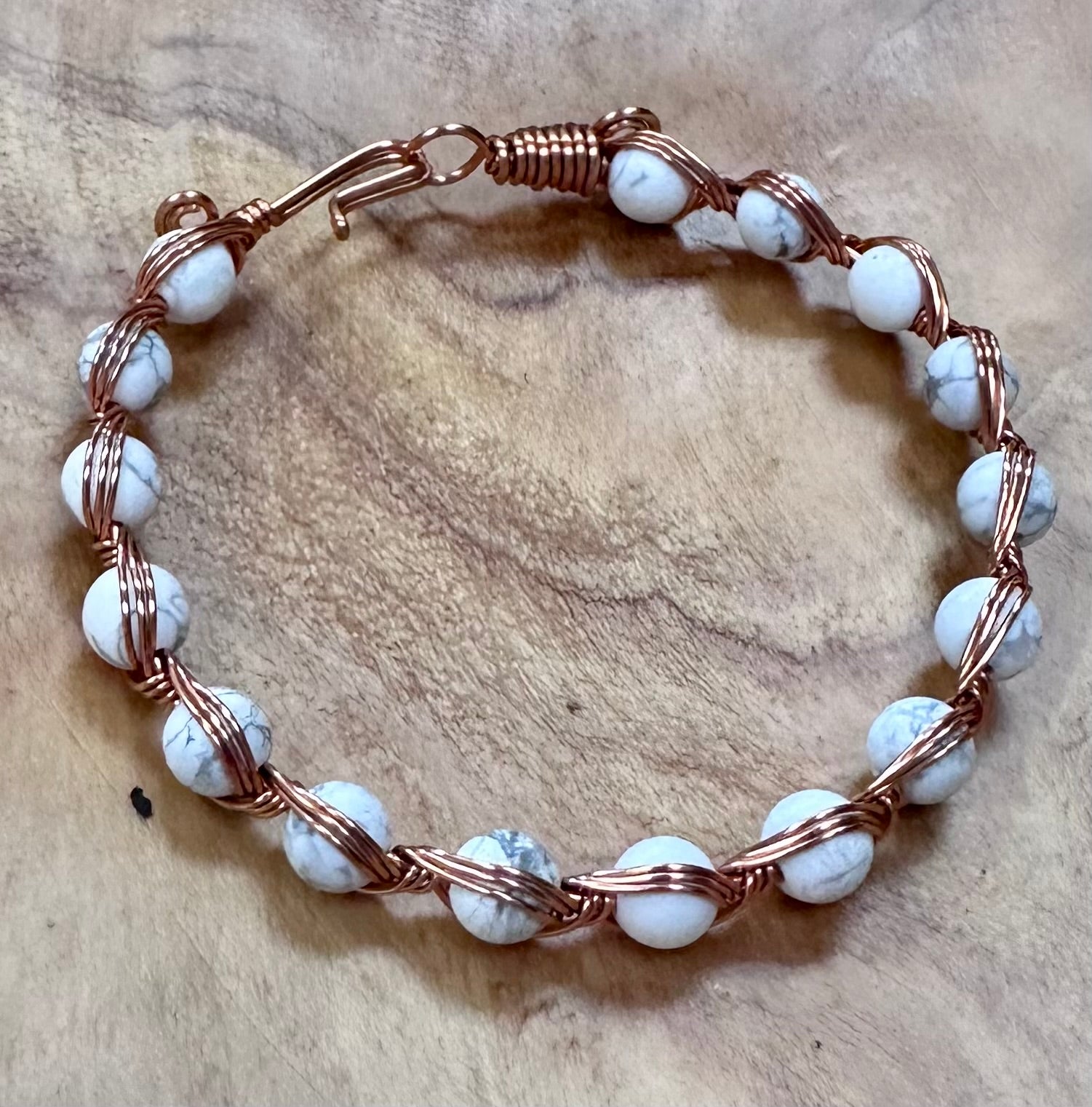 Joyas envueltas a mano con alambre de Kaley